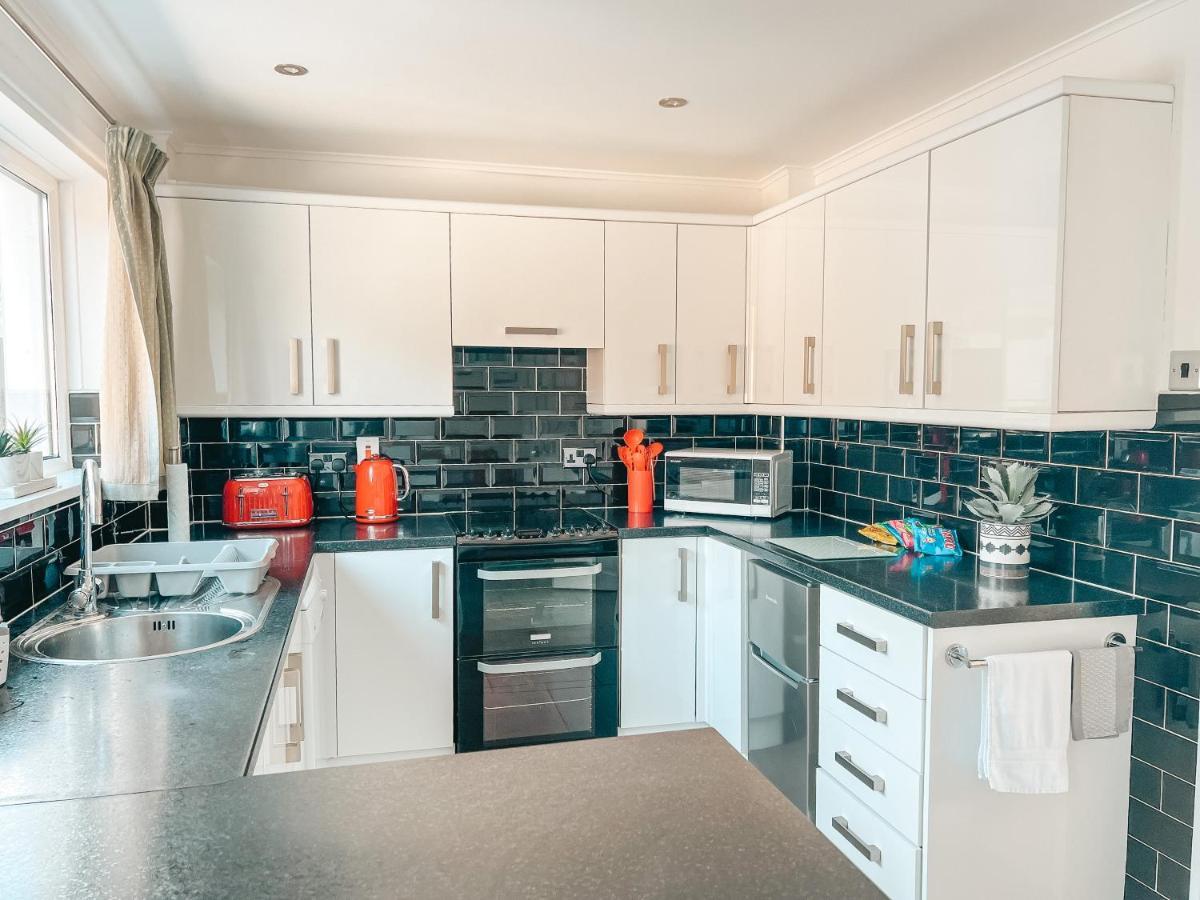Staybynumbers - Spacious Three Bed House Royal Hillsborough Buitenkant foto