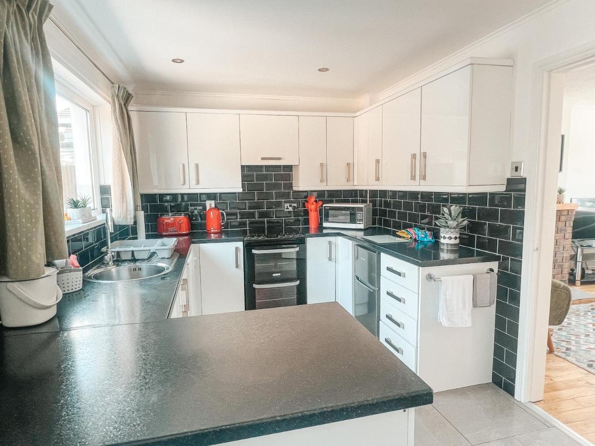 Staybynumbers - Spacious Three Bed House Royal Hillsborough Buitenkant foto