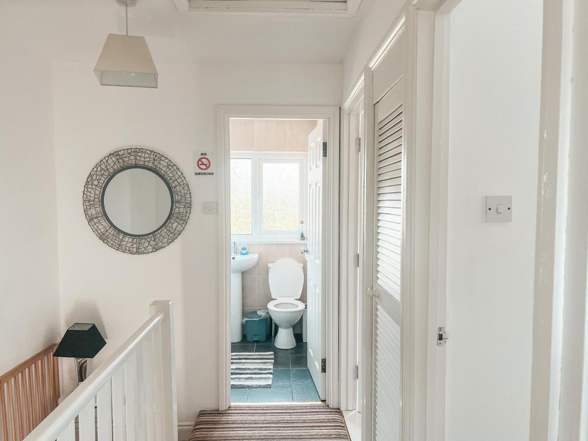 Staybynumbers - Spacious Three Bed House Royal Hillsborough Buitenkant foto
