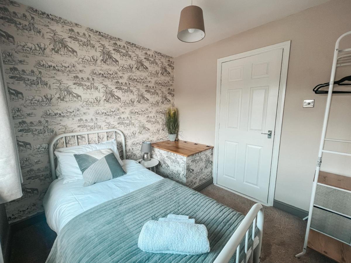 Staybynumbers - Spacious Three Bed House Royal Hillsborough Buitenkant foto