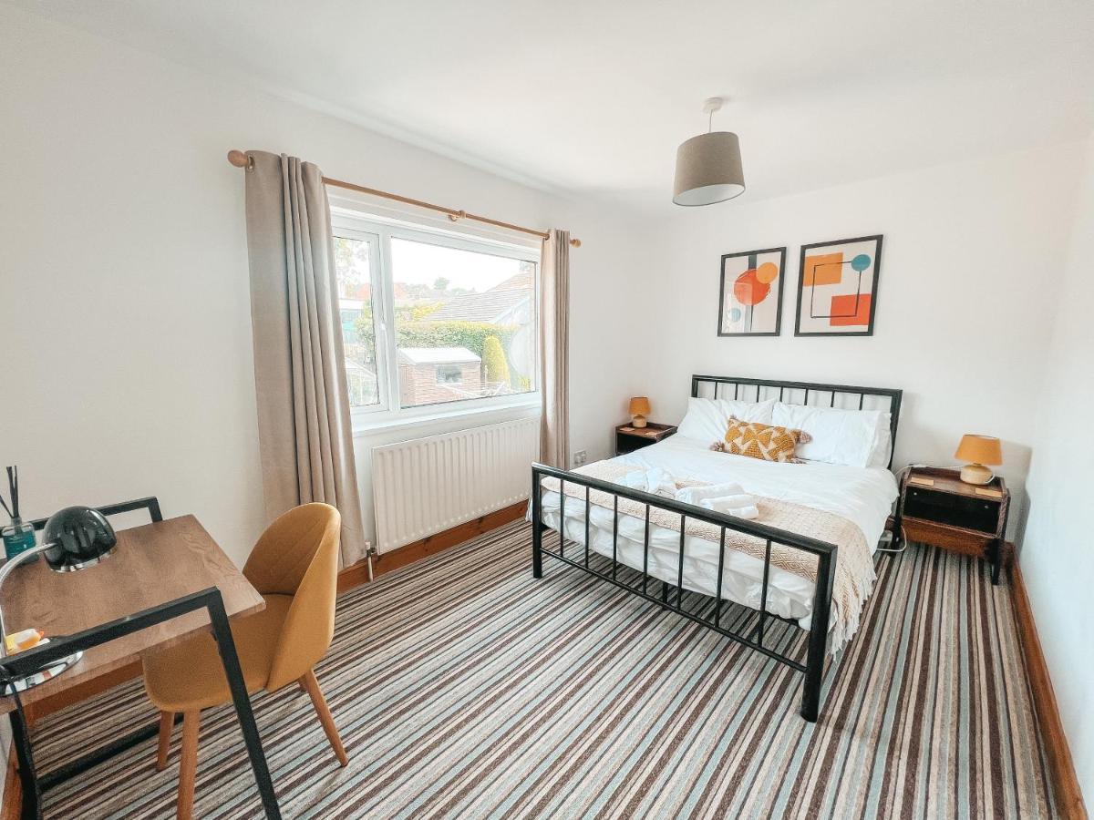 Staybynumbers - Spacious Three Bed House Royal Hillsborough Buitenkant foto