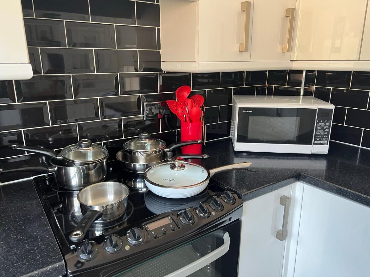 Staybynumbers - Spacious Three Bed House Royal Hillsborough Buitenkant foto