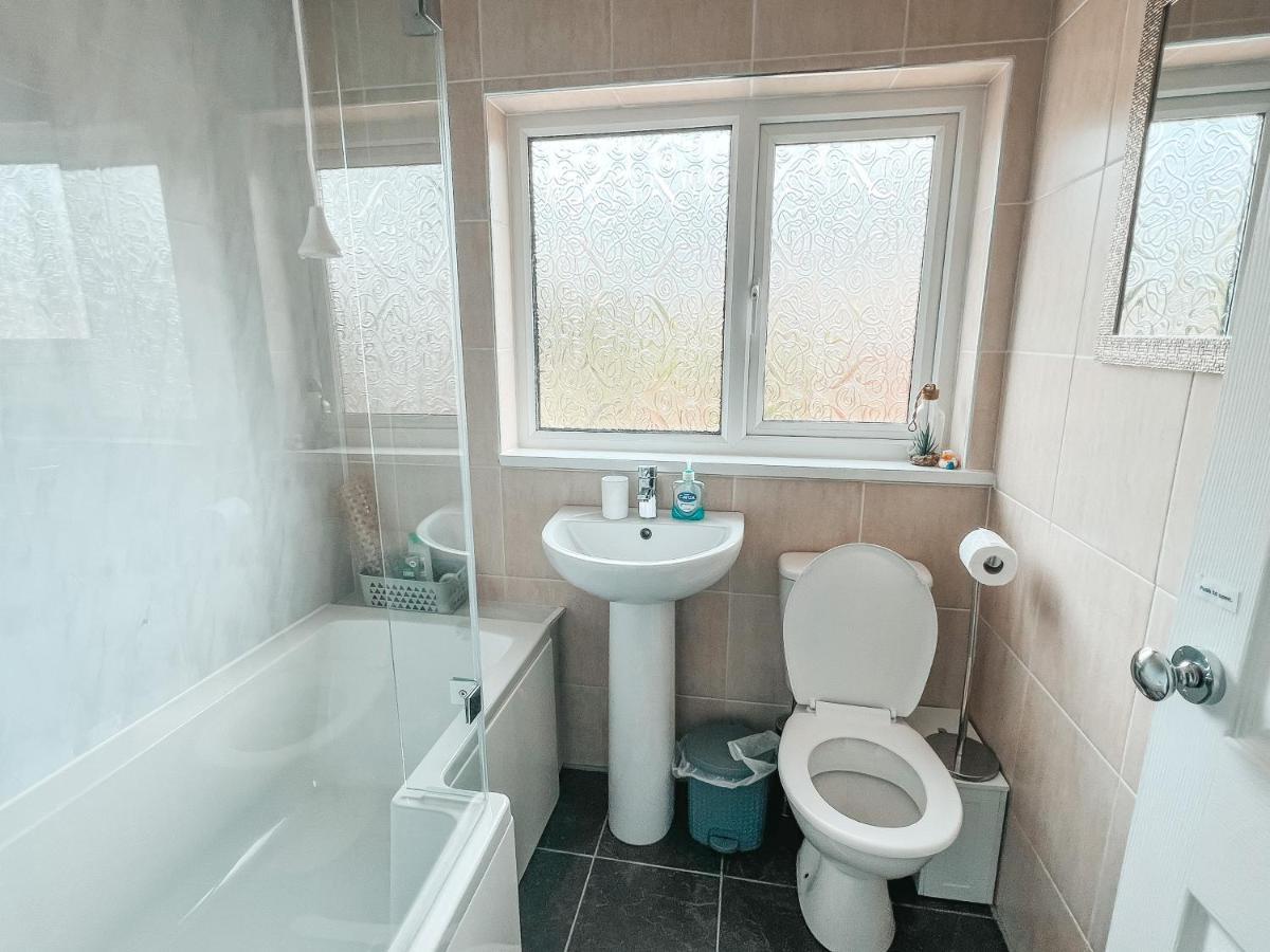 Staybynumbers - Spacious Three Bed House Royal Hillsborough Buitenkant foto