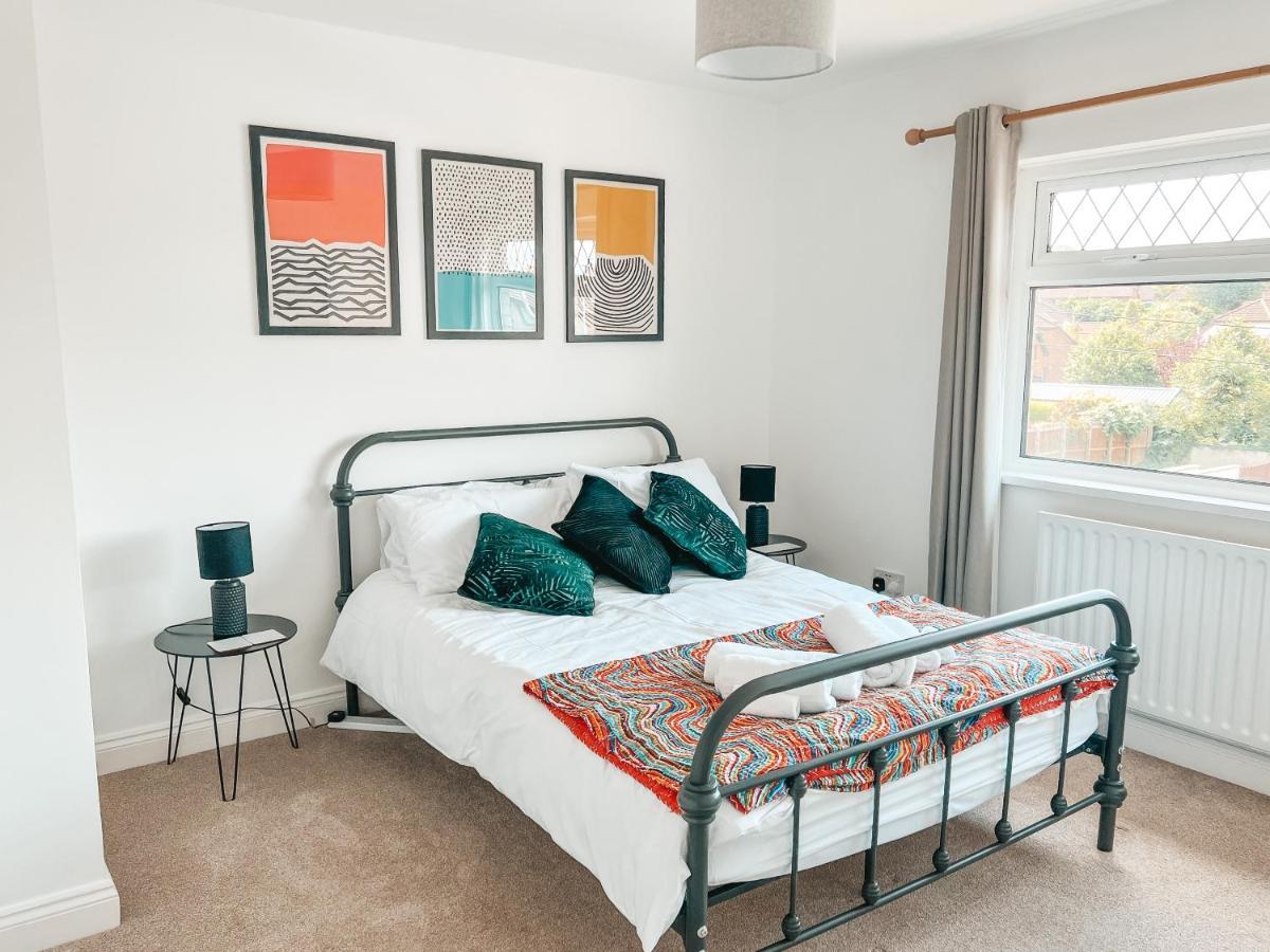 Staybynumbers - Spacious Three Bed House Royal Hillsborough Buitenkant foto