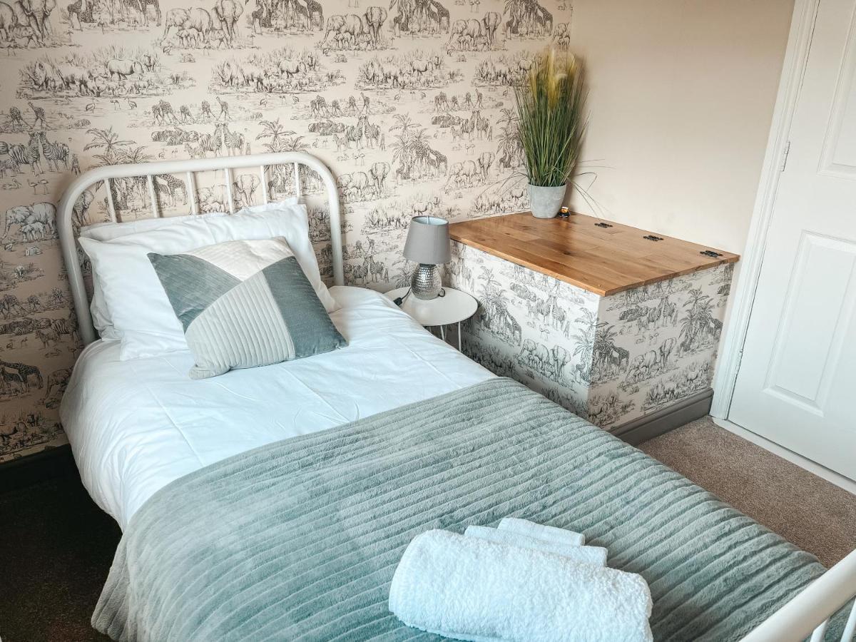 Staybynumbers - Spacious Three Bed House Royal Hillsborough Buitenkant foto