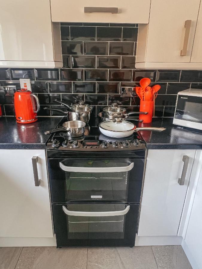 Staybynumbers - Spacious Three Bed House Royal Hillsborough Buitenkant foto