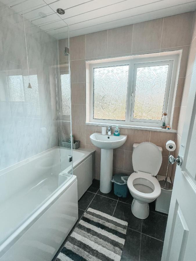 Staybynumbers - Spacious Three Bed House Royal Hillsborough Buitenkant foto