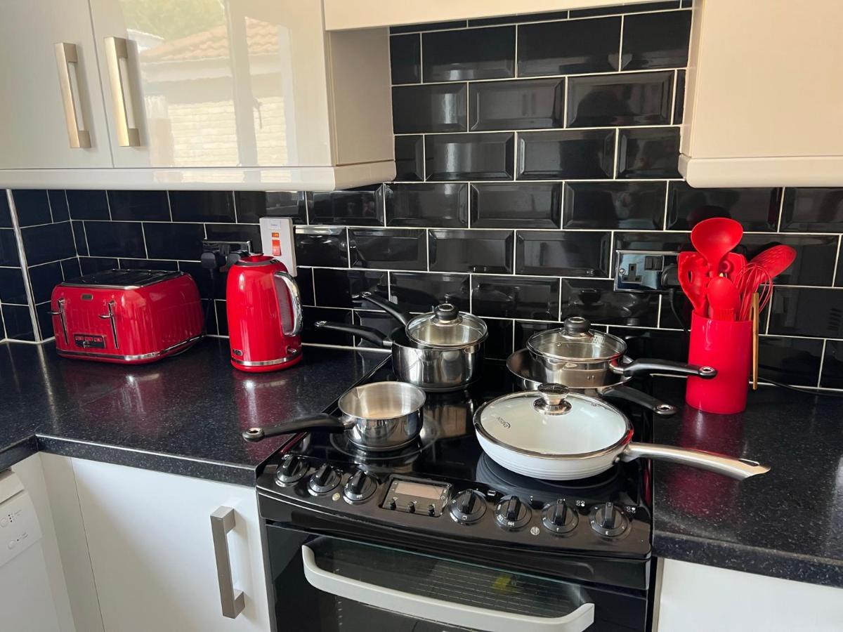 Staybynumbers - Spacious Three Bed House Royal Hillsborough Buitenkant foto
