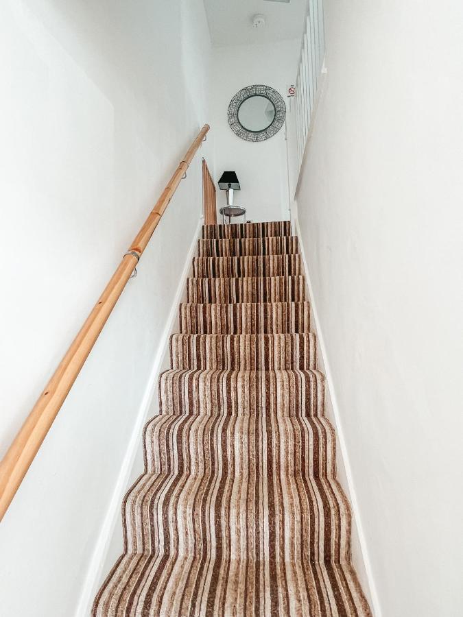 Staybynumbers - Spacious Three Bed House Royal Hillsborough Buitenkant foto