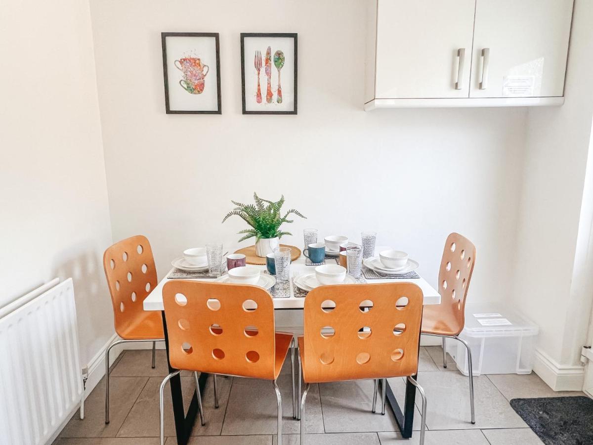 Staybynumbers - Spacious Three Bed House Royal Hillsborough Buitenkant foto