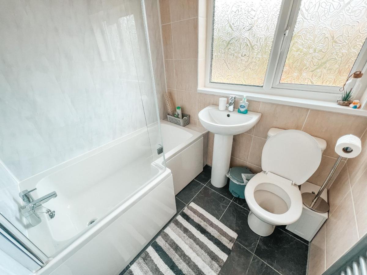 Staybynumbers - Spacious Three Bed House Royal Hillsborough Buitenkant foto