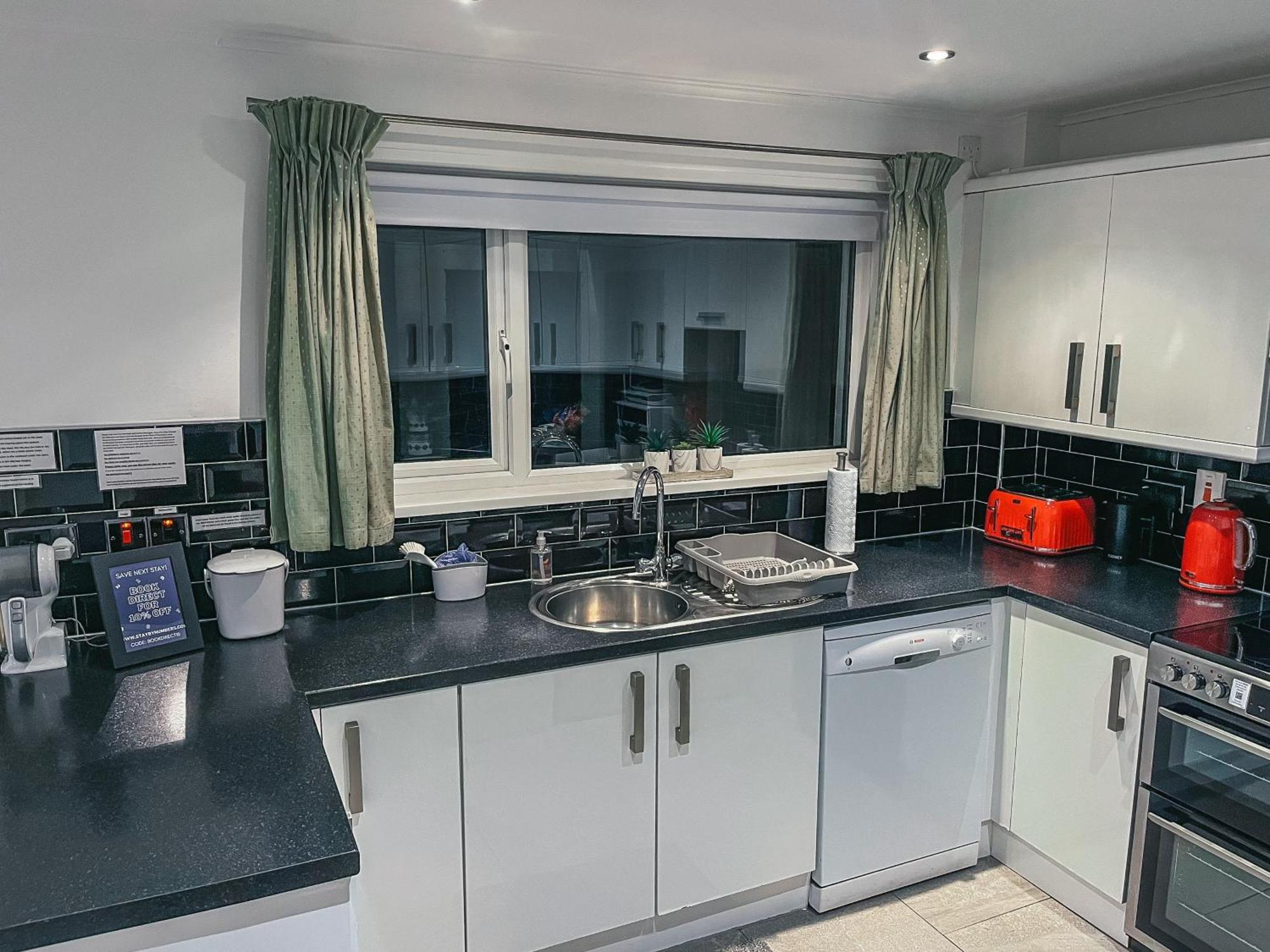 Staybynumbers - Spacious Three Bed House Royal Hillsborough Buitenkant foto